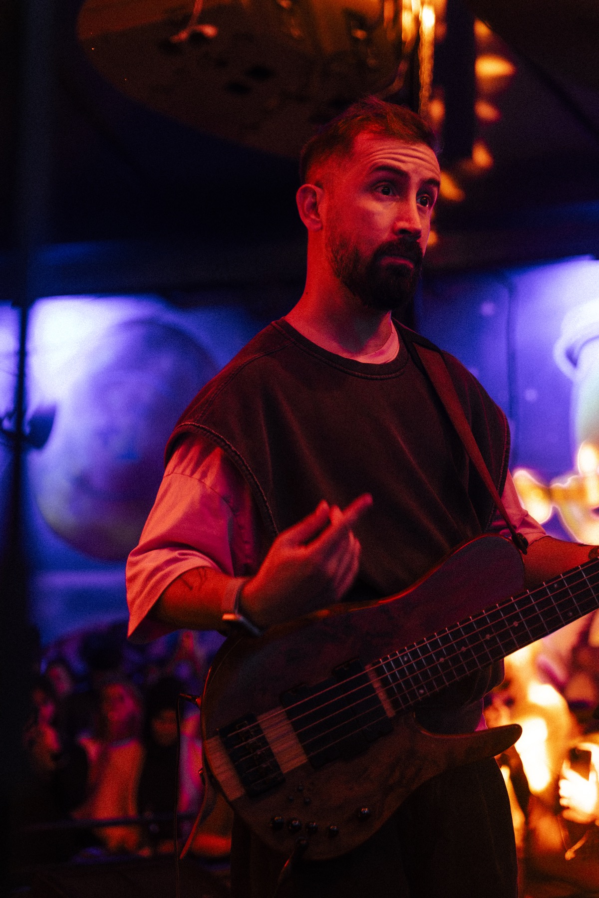 İlker Deliceoğlu bas gitar ile sahnede