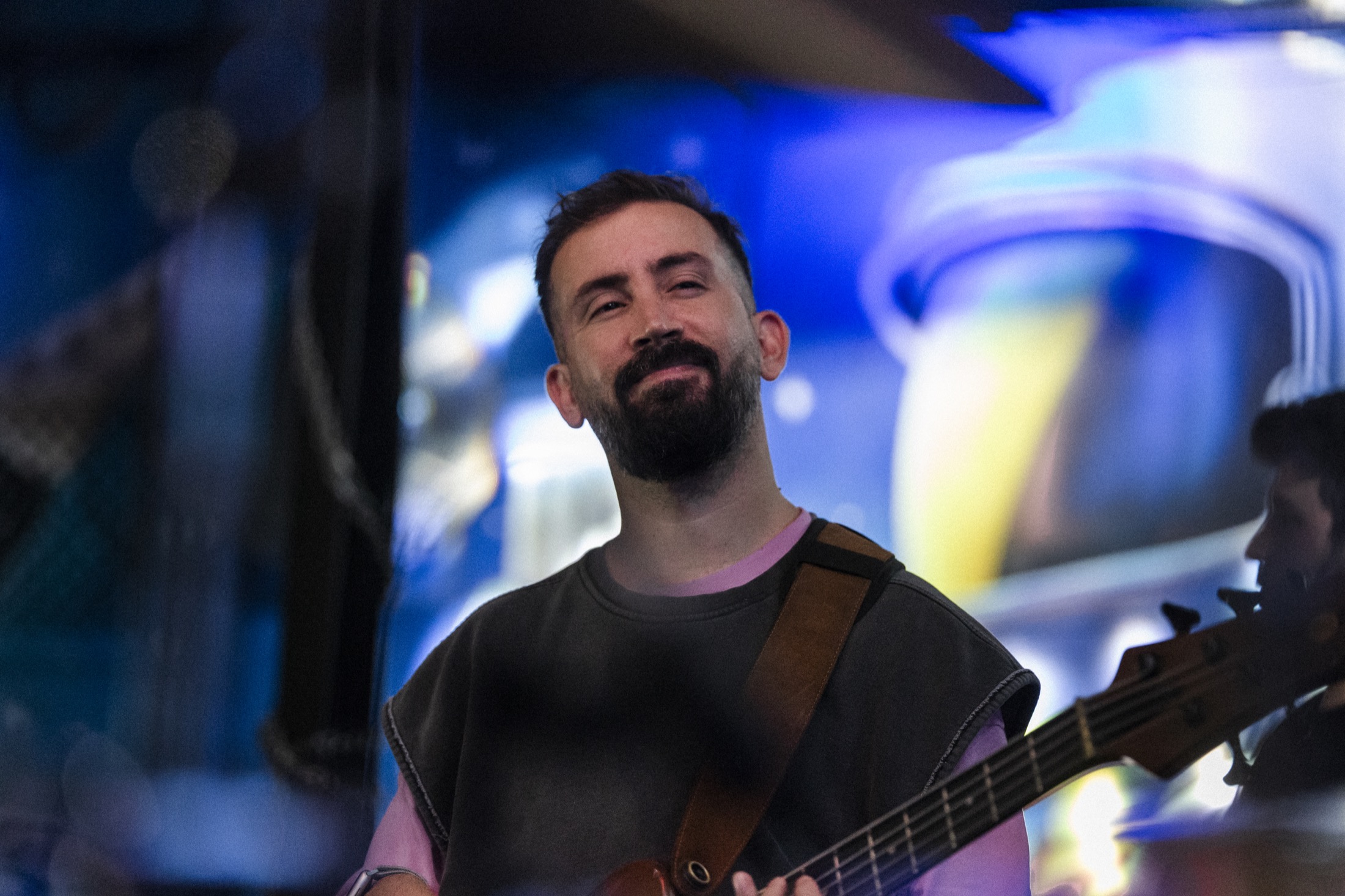 İlker Deliceoğlu sahnede bas gitar çalarken